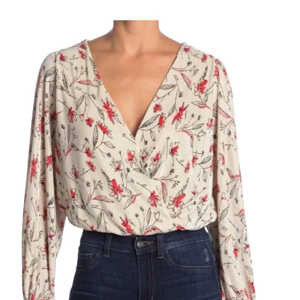 Astr The Label Pleated Long Sleeve V-Neck Top/Blouse in Ivory/Coral Sz M
